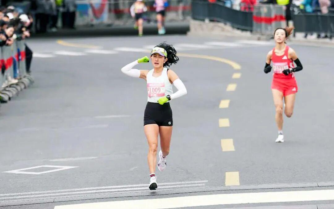 芒果体育在线登入-Sub132的八名女跑者，定义上海女子半马的她力量