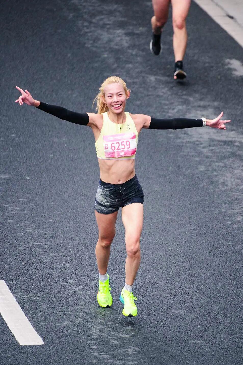 芒果体育在线登入-Sub132的八名女跑者，定义上海女子半马的她力量